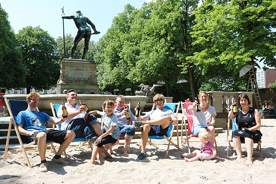 Trainer Michi Paul  vom MTV München von 1879 e.V. und die beiden KulturstrandmacherInnen Benjamin David und Ulrike Bührlen von den urbanauten mit ihren Kindern Xaver, Maja und Luzie (©Foto: Martin Schmitz)